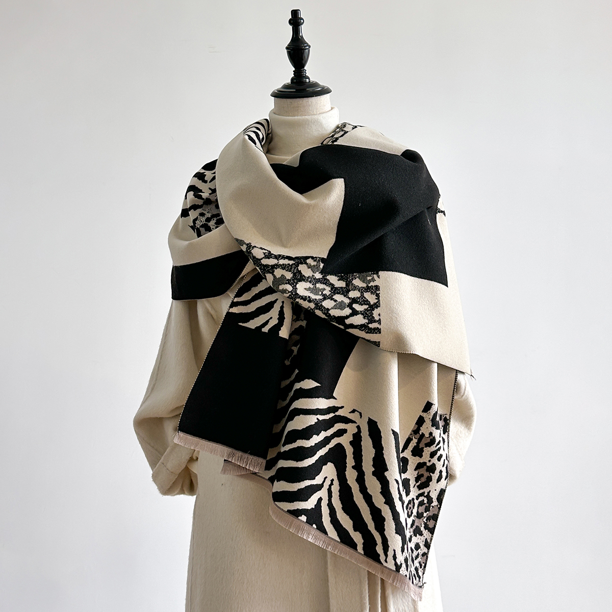 New Brand Elegance Two-Sided L - Woven Scarf Blanket reseña y precio