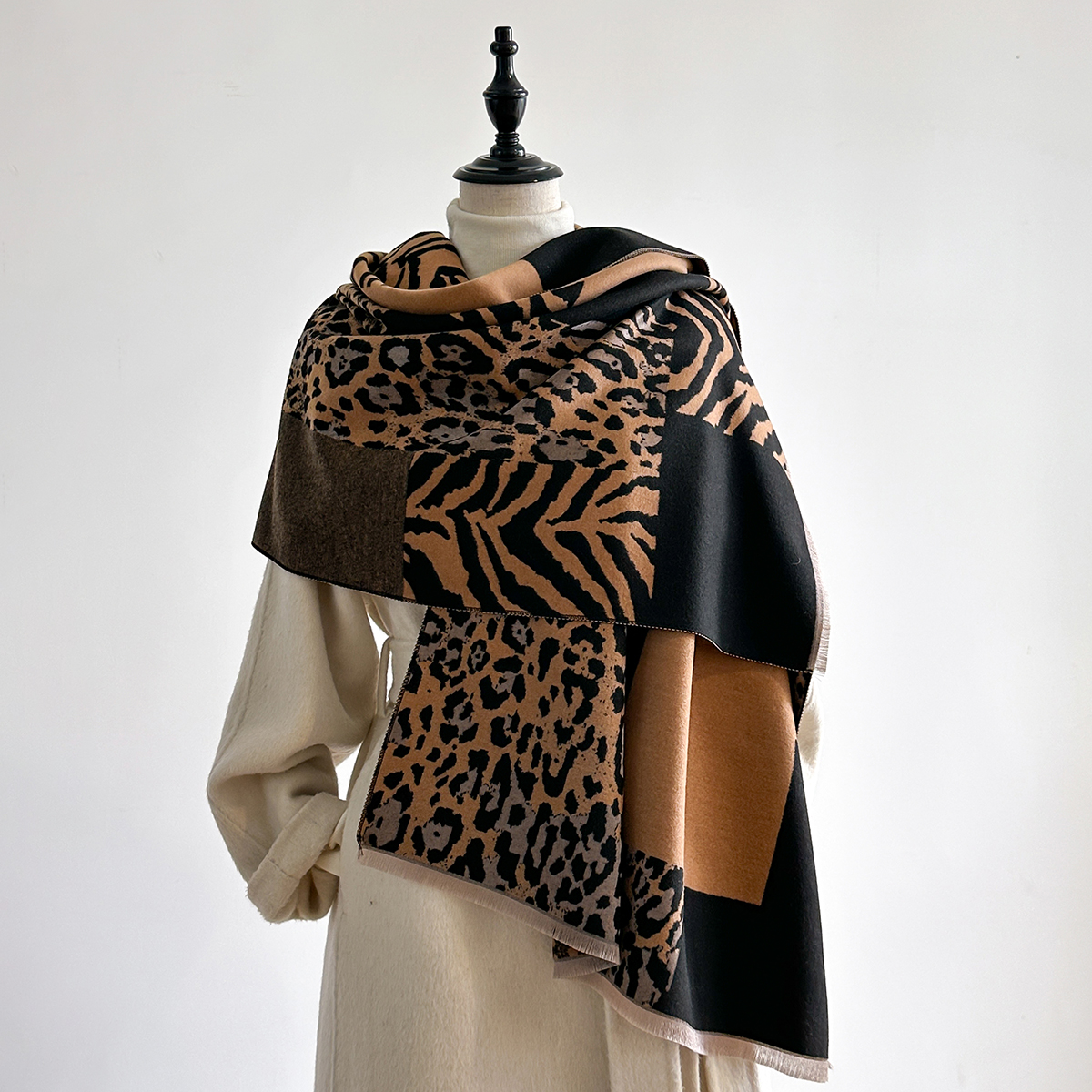 New Brand Elegance Two-Sided L - Woven Scarf Blanket reseña y precio