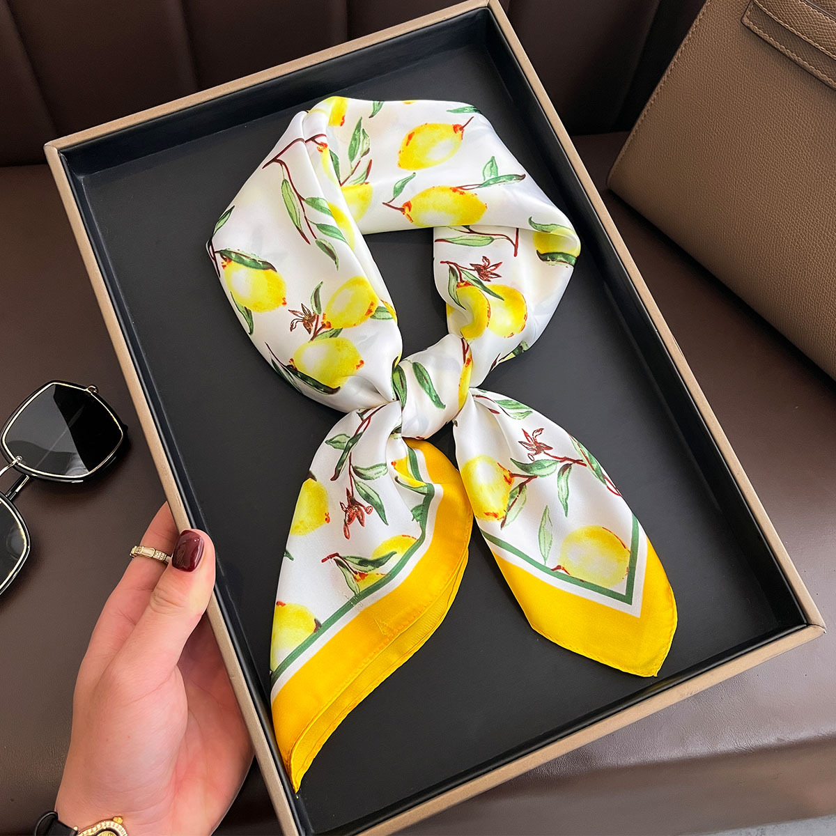 2025 New Yellow Lemon Print Sq - Ascot Neck Scarf reseña y precio
