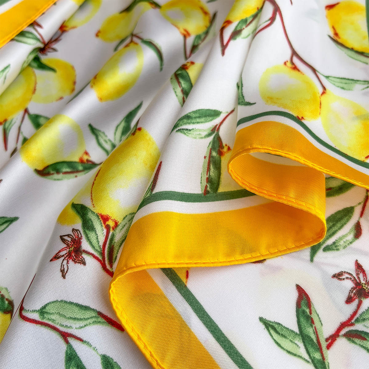 2025 New Yellow Lemon Print Sq - Ascot Neck Scarf reseña y precio