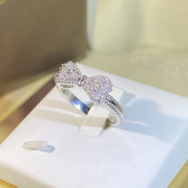 Fancy Bow Ring with Dazzling C - Tie Clip Silver reseña y precio